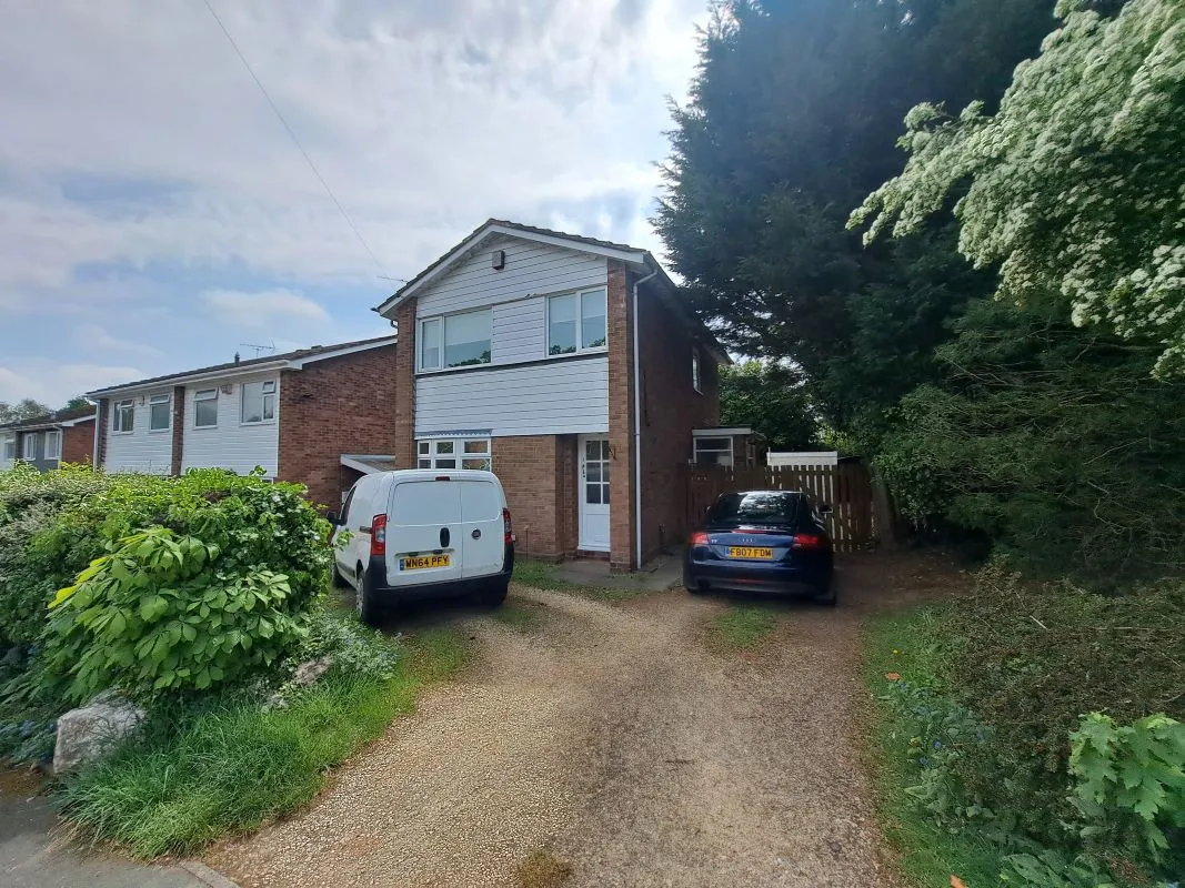 Freehold Vacant Detached House with Potential Building Plot