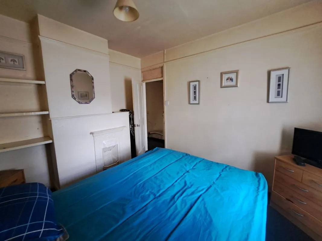 Freehold Vacant Three Bedroom House