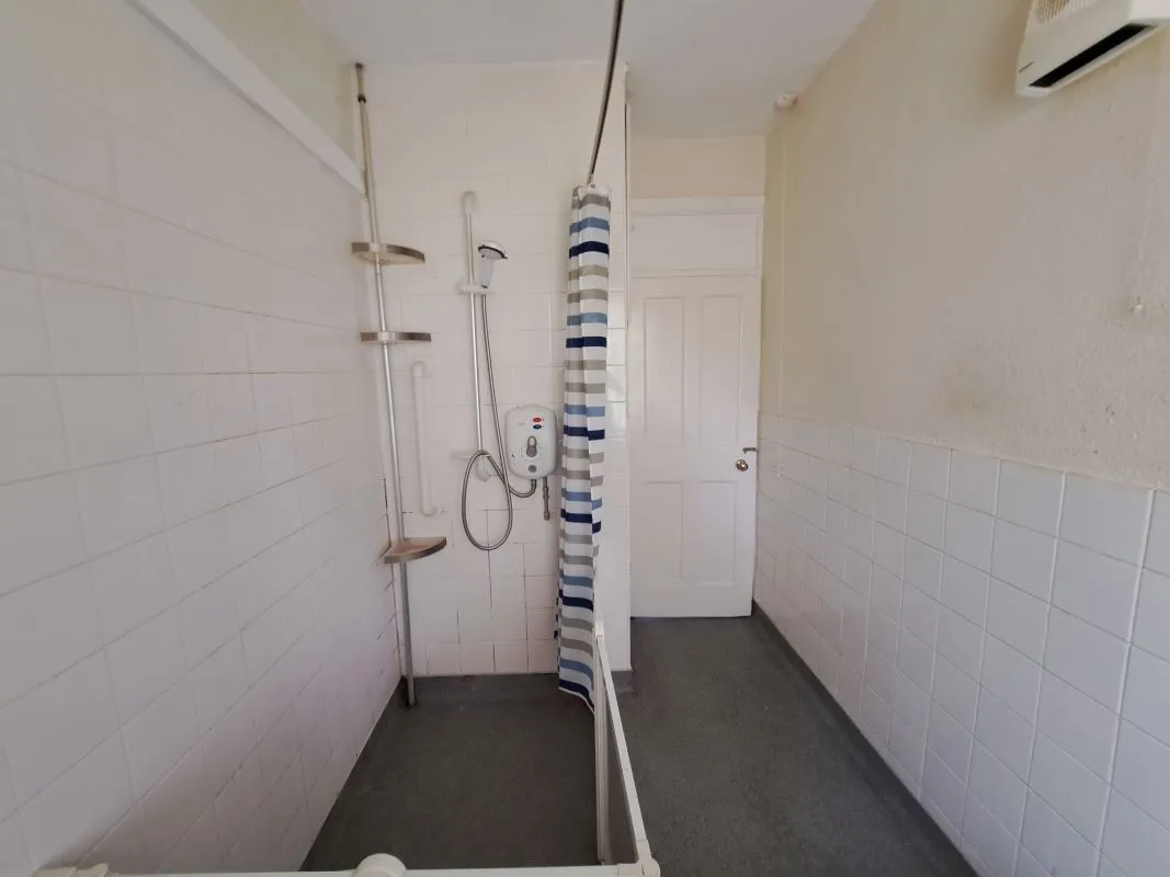 Freehold Vacant Three Bedroom House