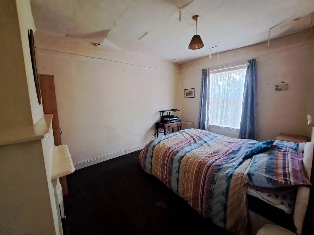 Freehold Vacant Three Bedroom House
