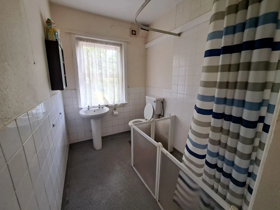 Freehold Vacant Three Bedroom House