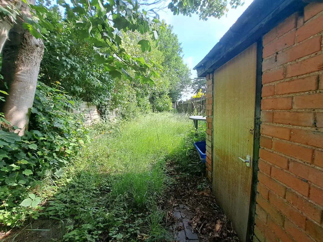 Freehold Vacant Three Bedroom House