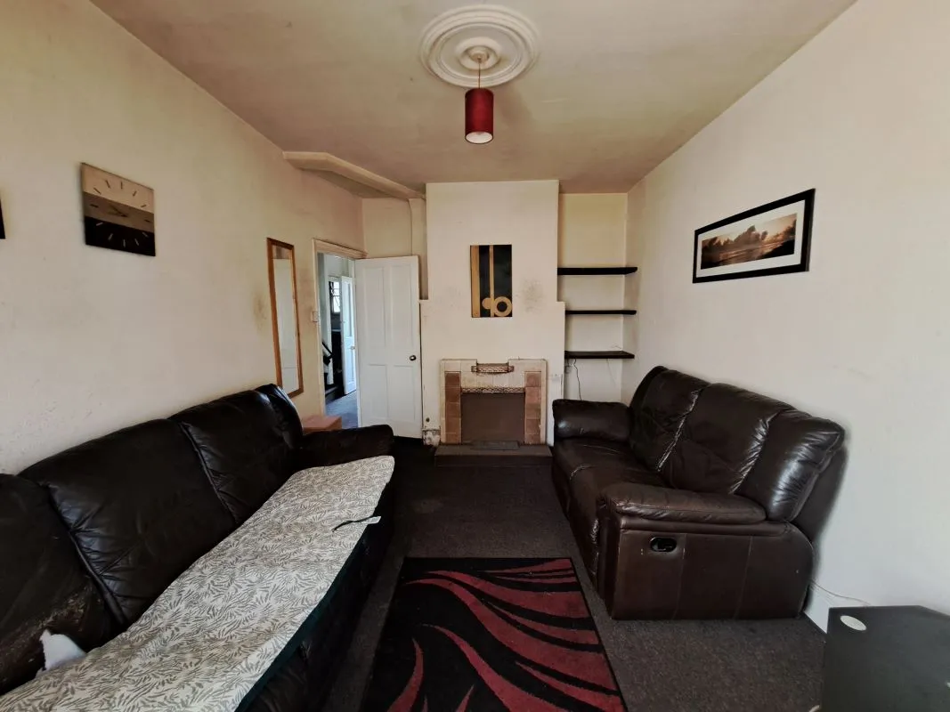 Freehold Vacant Three Bedroom House