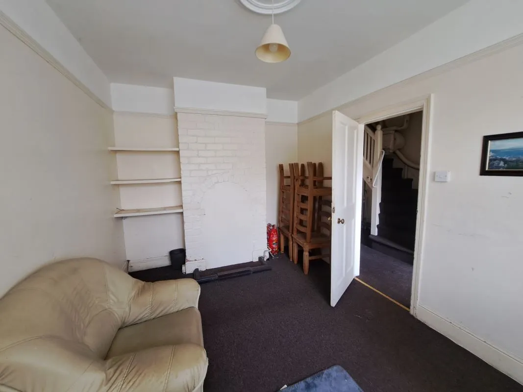 Freehold Vacant Three Bedroom House
