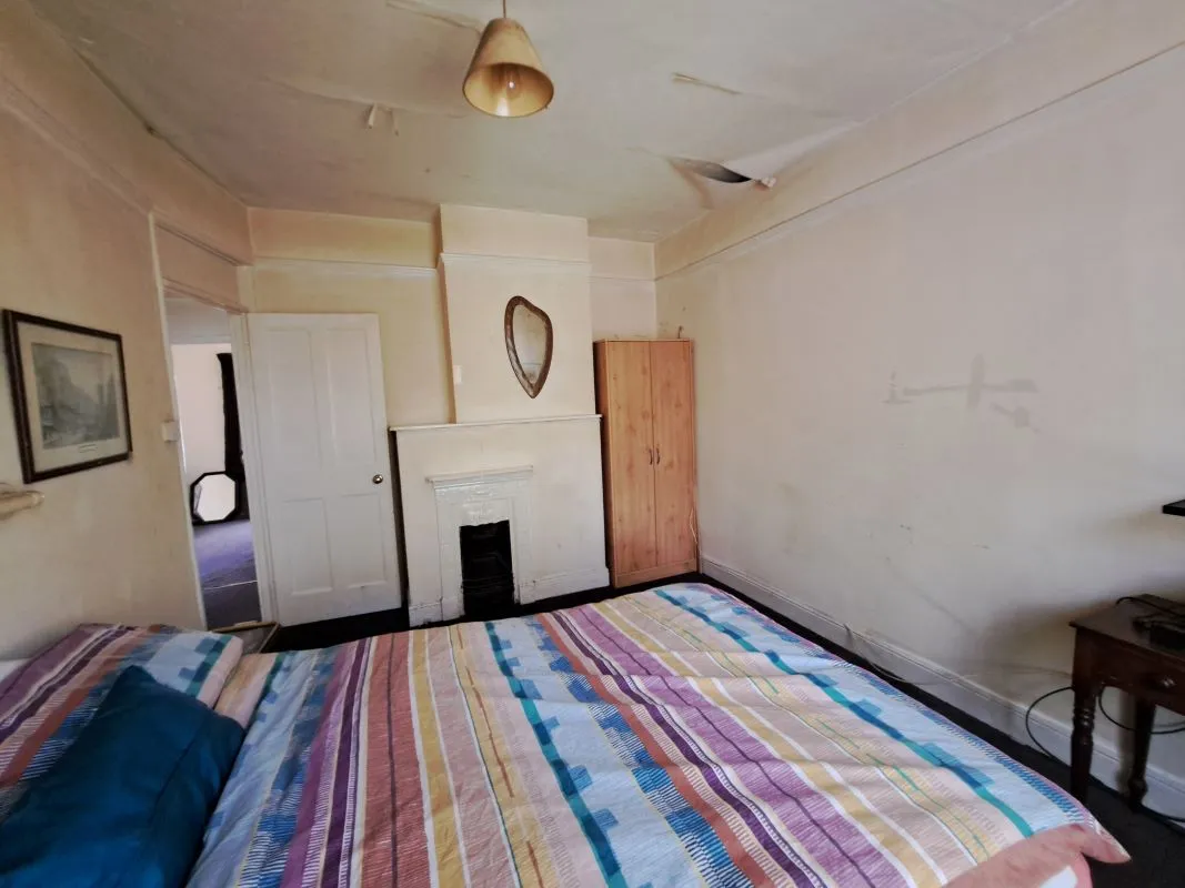 Freehold Vacant Three Bedroom House