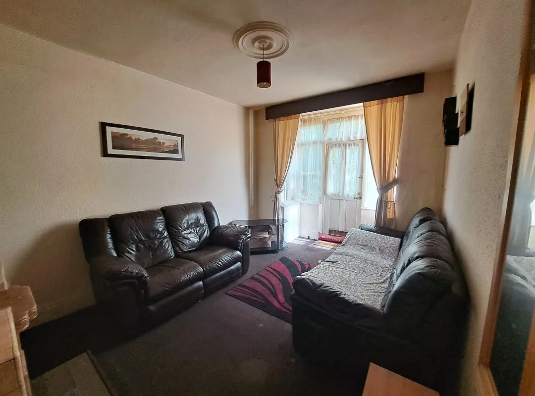 Freehold Vacant Three Bedroom House