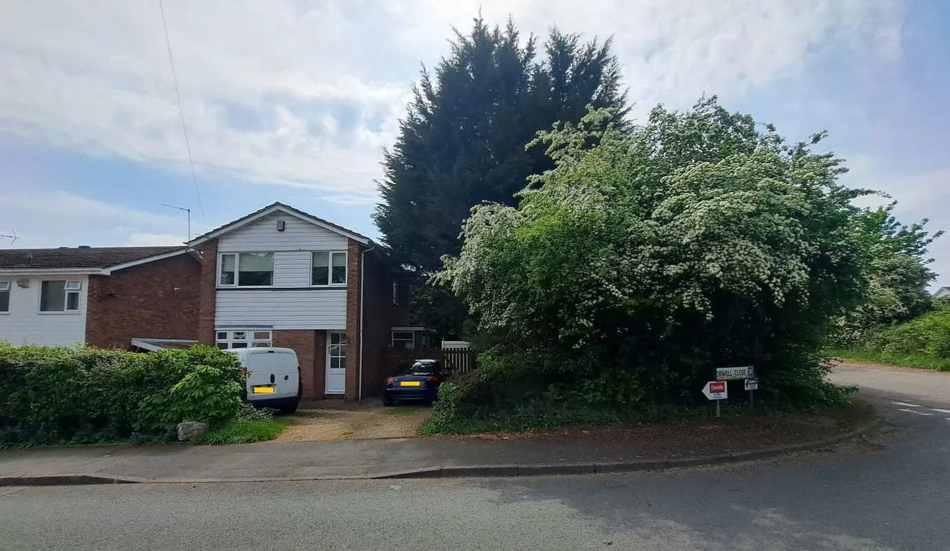 Freehold Investment Detached House with Potential Building Plot