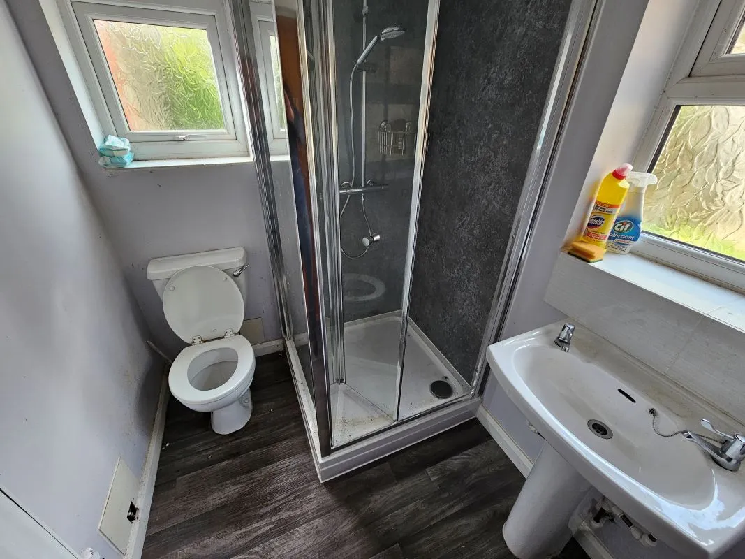 Freehold Spacious End-Terraced House with Vacant Possession
