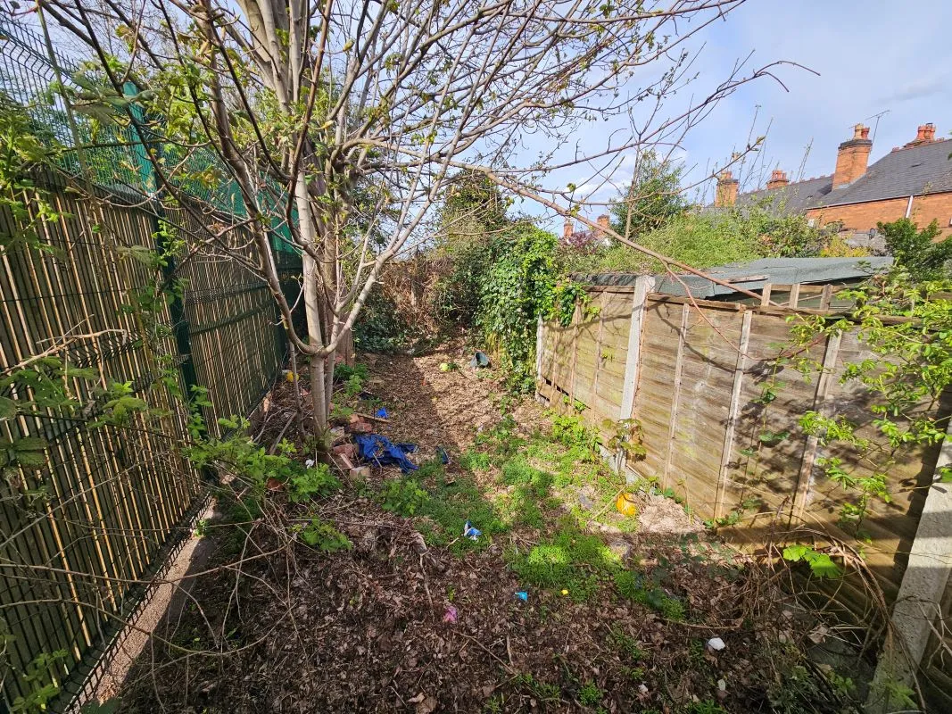 Freehold Spacious End-Terraced House with Vacant Possession