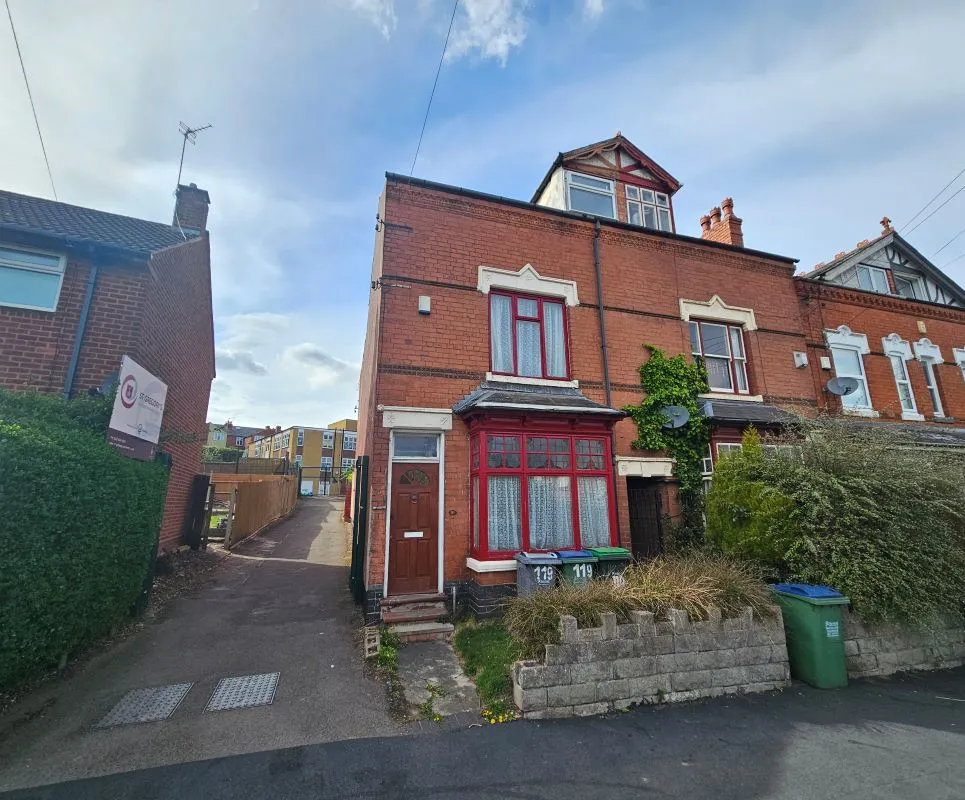 Freehold Spacious End-Terraced House with Vacant Possession