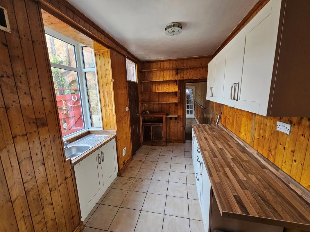 Freehold Spacious End-Terraced House with Vacant Possession