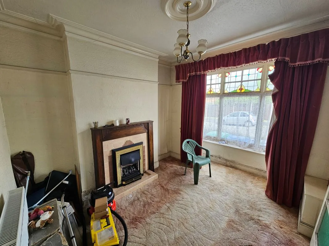 Freehold Spacious End-Terraced House with Vacant Possession