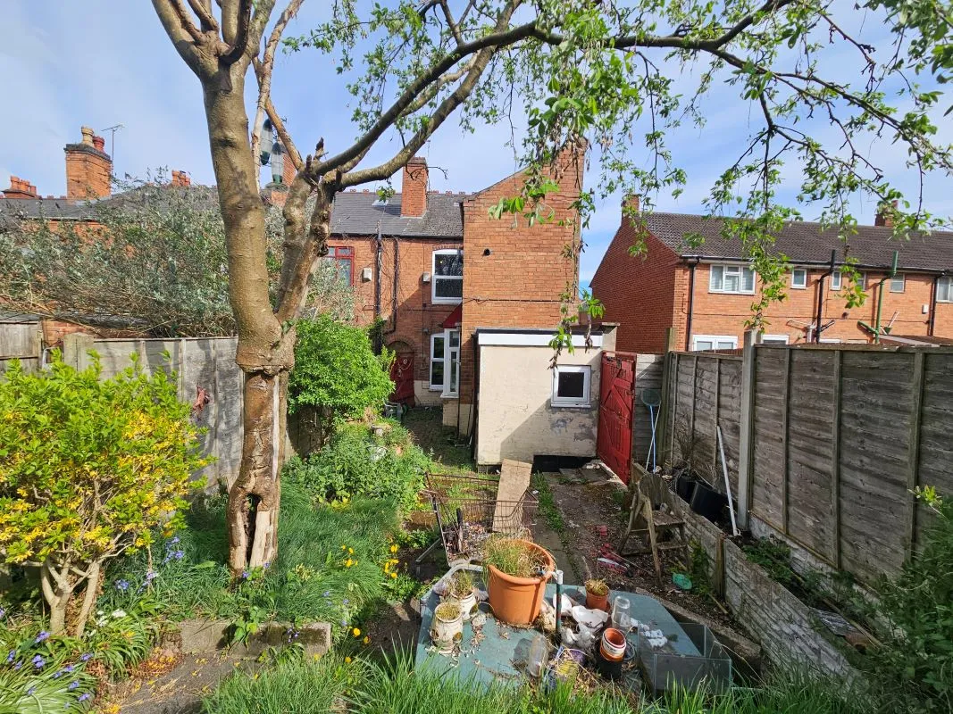 Freehold Spacious End-Terraced House with Vacant Possession