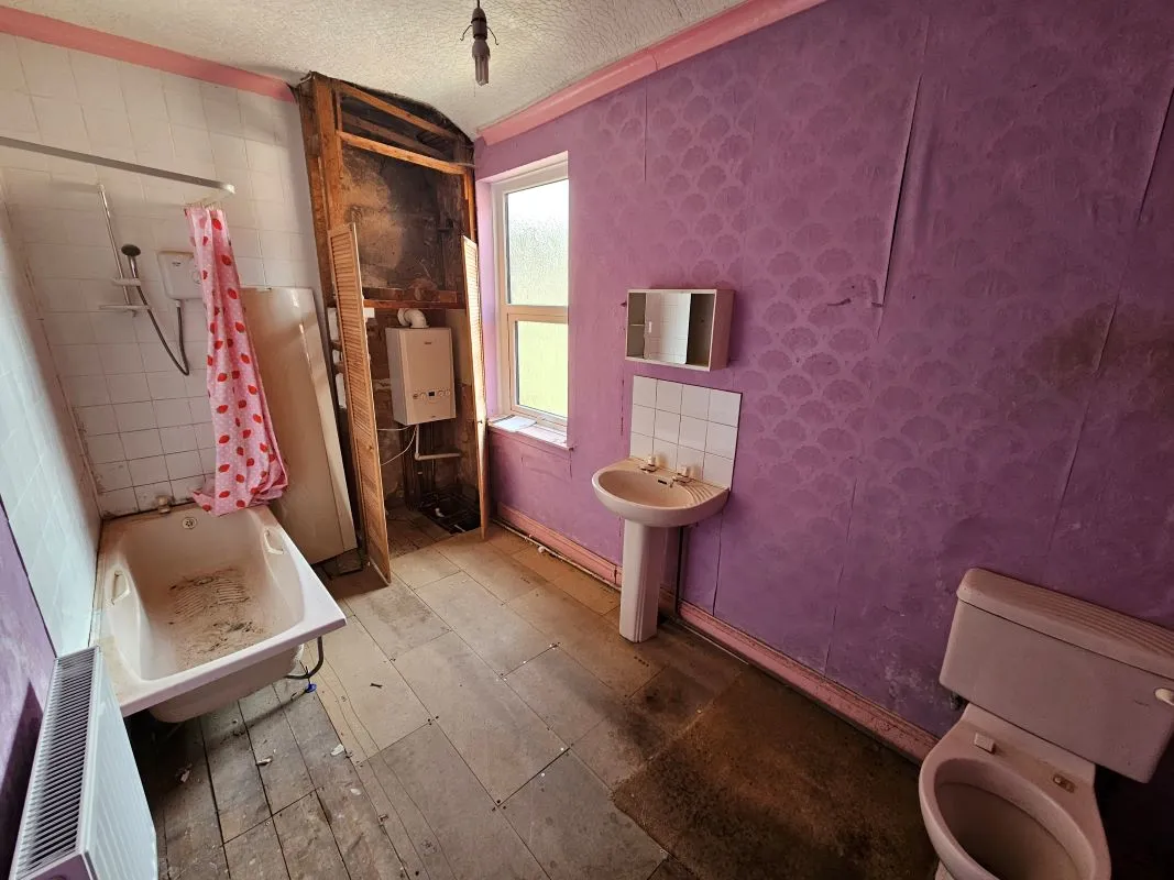 Freehold Spacious End-Terraced House with Vacant Possession