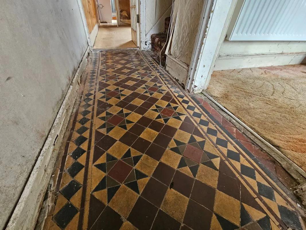 Freehold Spacious End-Terraced House with Vacant Possession