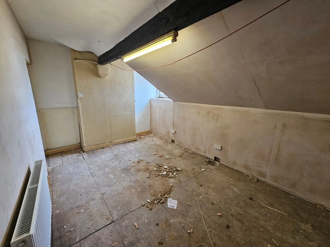 Freehold Spacious End-Terraced House with Vacant Possession