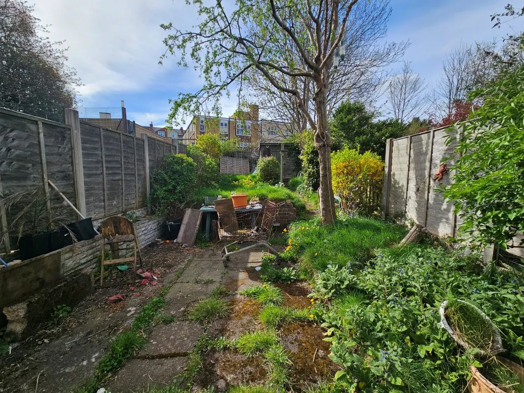 Freehold Spacious End-Terraced House with Vacant Possession