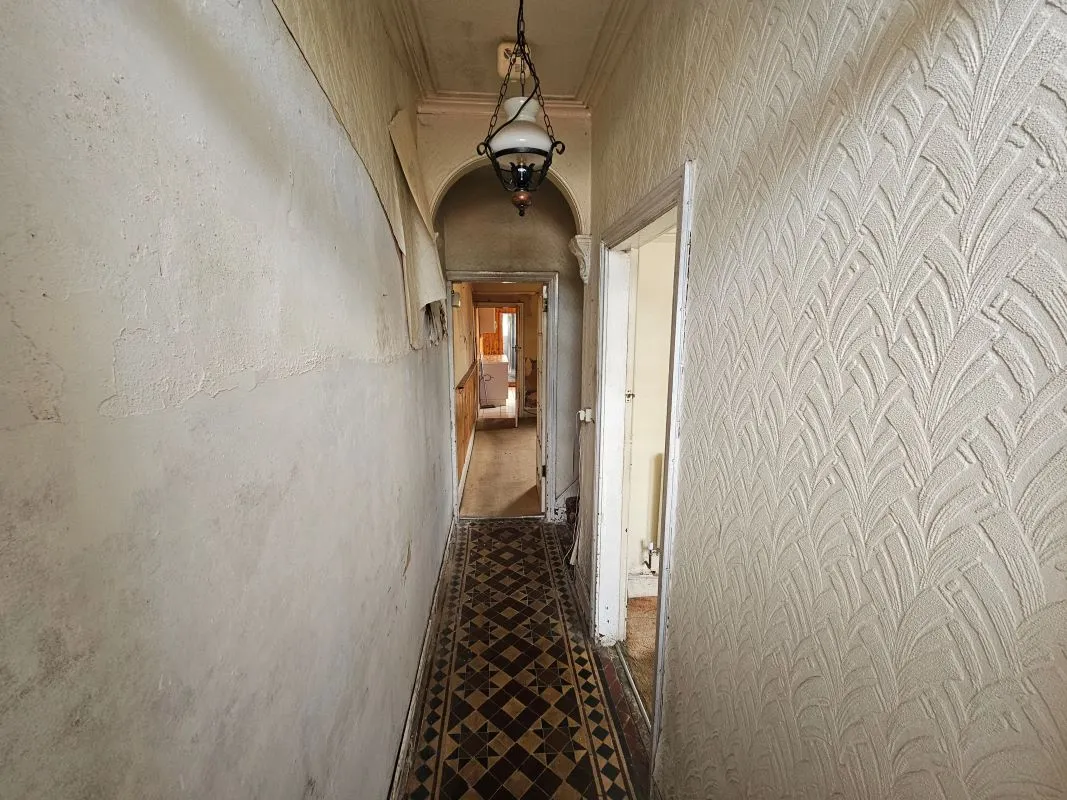 Freehold Spacious End-Terraced House with Vacant Possession