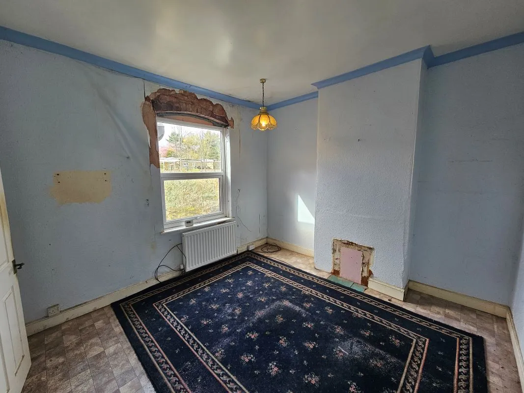 Freehold Spacious End-Terraced House with Vacant Possession