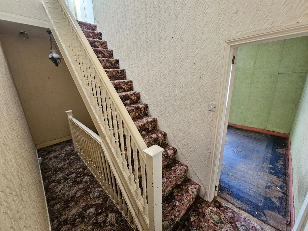 Freehold Spacious End-Terraced House with Vacant Possession