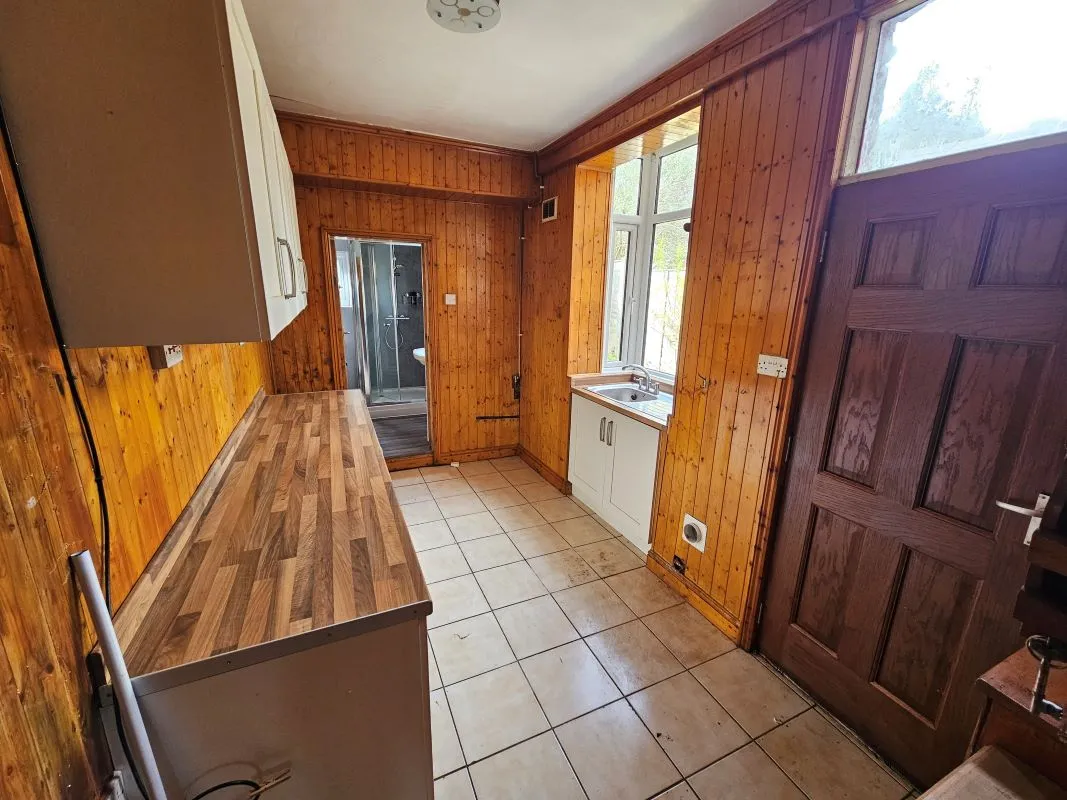 Freehold Spacious End-Terraced House with Vacant Possession