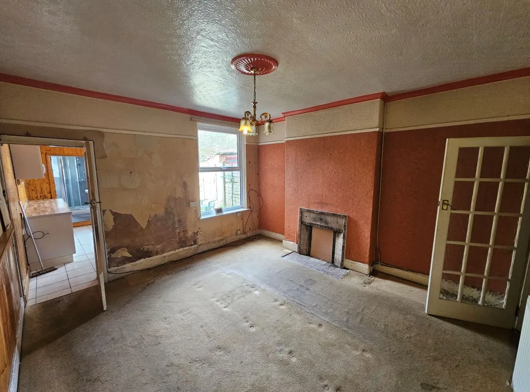 Freehold Spacious End-Terraced House with Vacant Possession