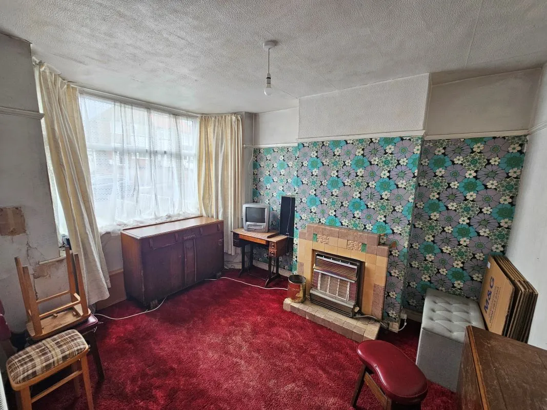 Freehold Vacant Semi-Detached House with Three Bedrooms