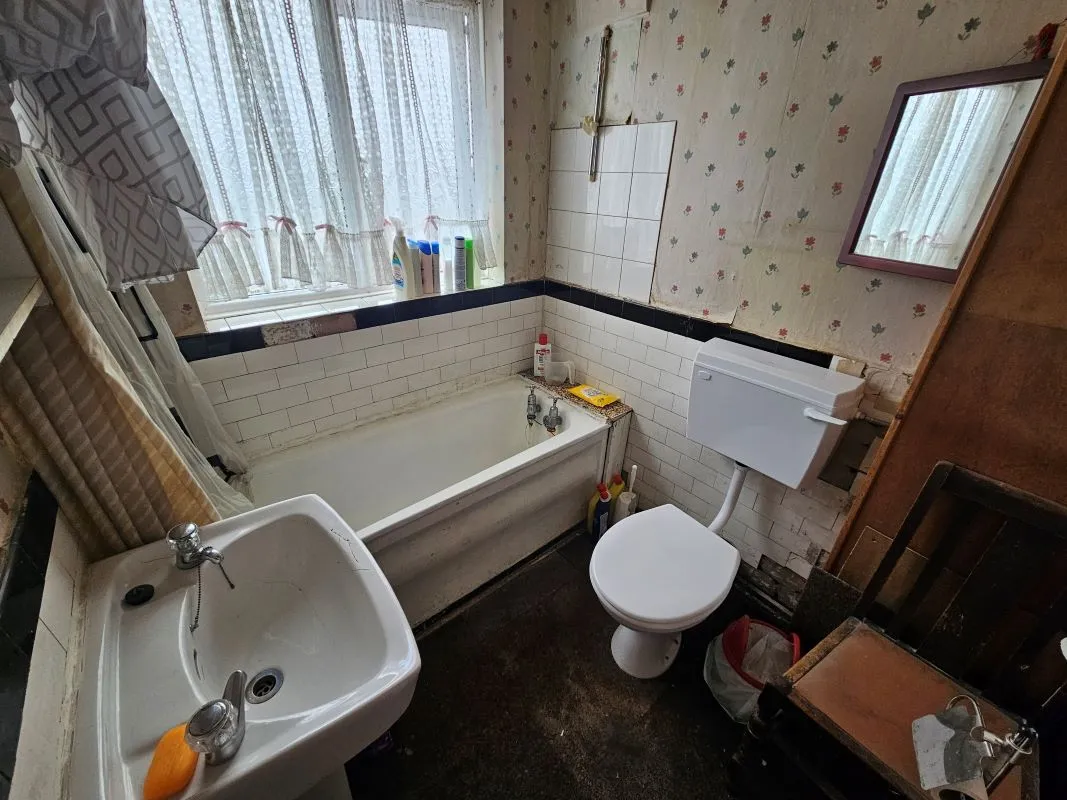 Freehold Vacant Semi-Detached House with Three Bedrooms