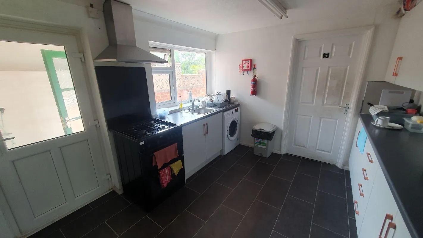 Freehold HMO Investment - 5 Bed Det. Bungalow  - Rental £27,000 p.a.