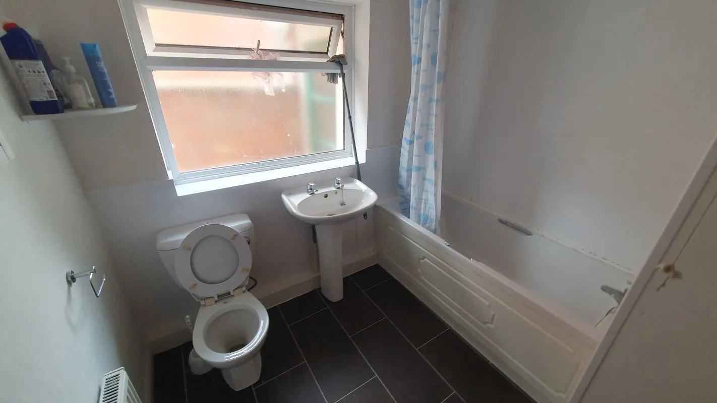 Freehold HMO Investment - 5 Bed Det. Bungalow  - Rental £27,000 p.a.