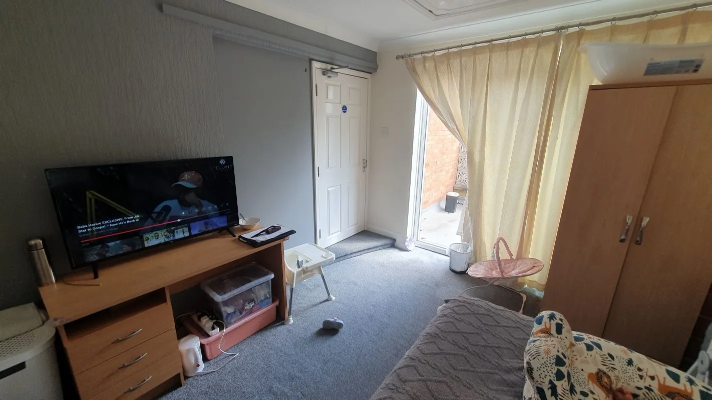 Freehold HMO Investment - 5 Bed Det. Bungalow  - Rental £27,000 p.a.
