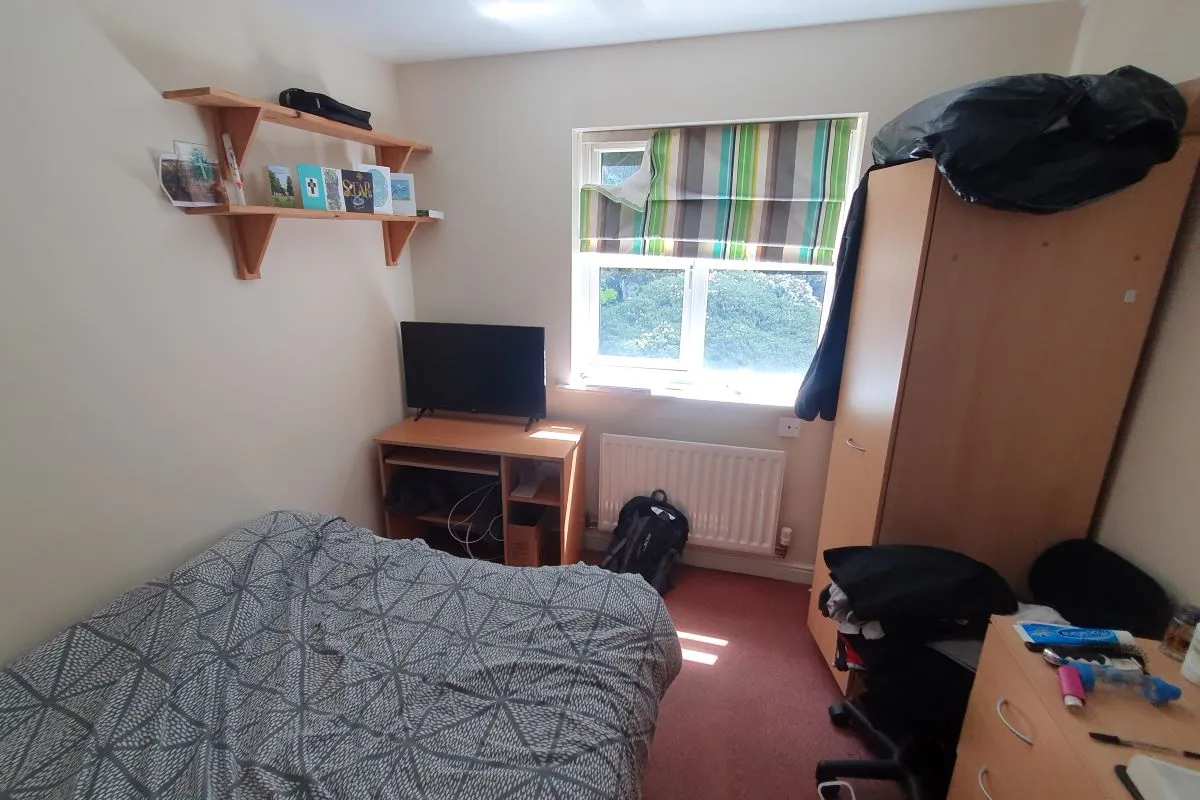 Freehold HMO Investment with 5 Bedrooms - Current Rent: £24,240 p.a.