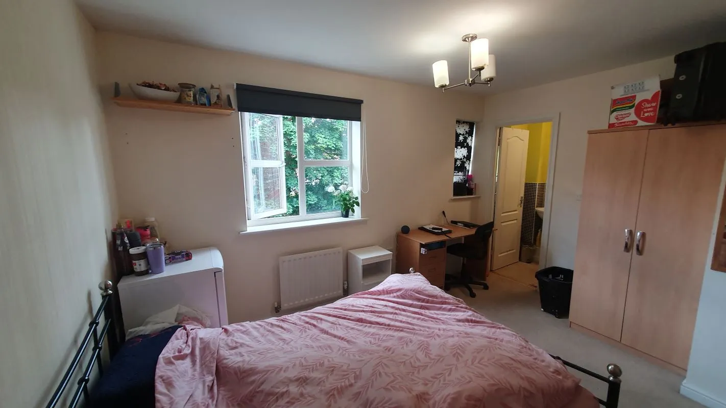 Freehold HMO Investment with 5 Bedrooms - Current Rent: £24,240 p.a.