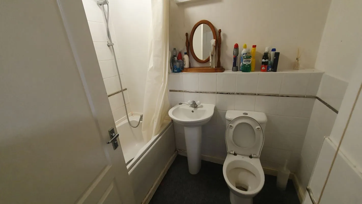 Freehold HMO Investment with 5 Bedrooms - Current Rent: £24,240 p.a.