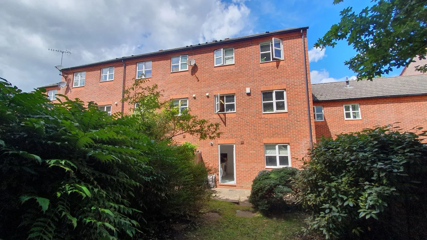 Freehold HMO Investment with 5 Bedrooms - Current Rent: £24,240 p.a.