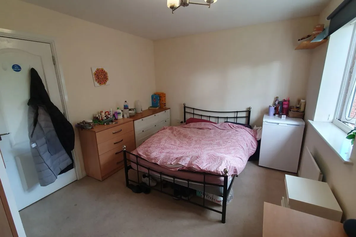 Freehold HMO Investment with 5 Bedrooms - Current Rent: £24,240 p.a.