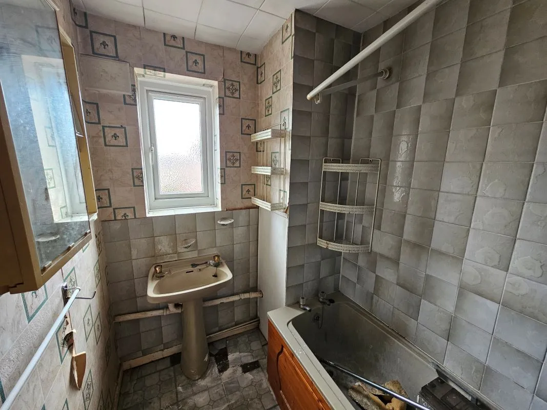 Leasehold Vacant Three Bedroom Flat