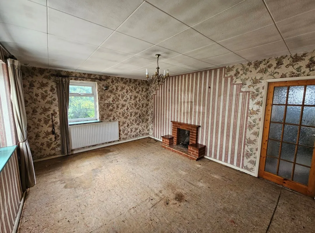 Leasehold Vacant Three Bedroom Flat