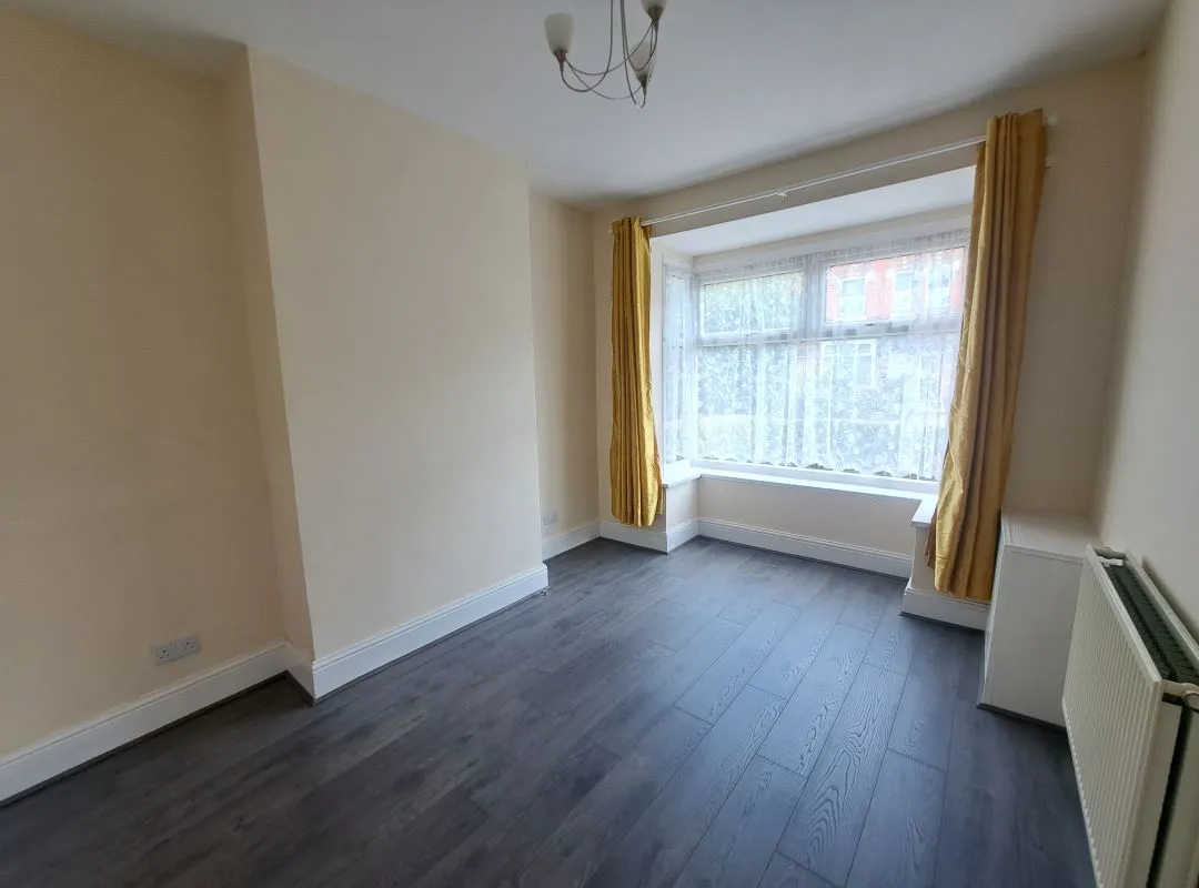 Freehold Vacant Mid Terraced House