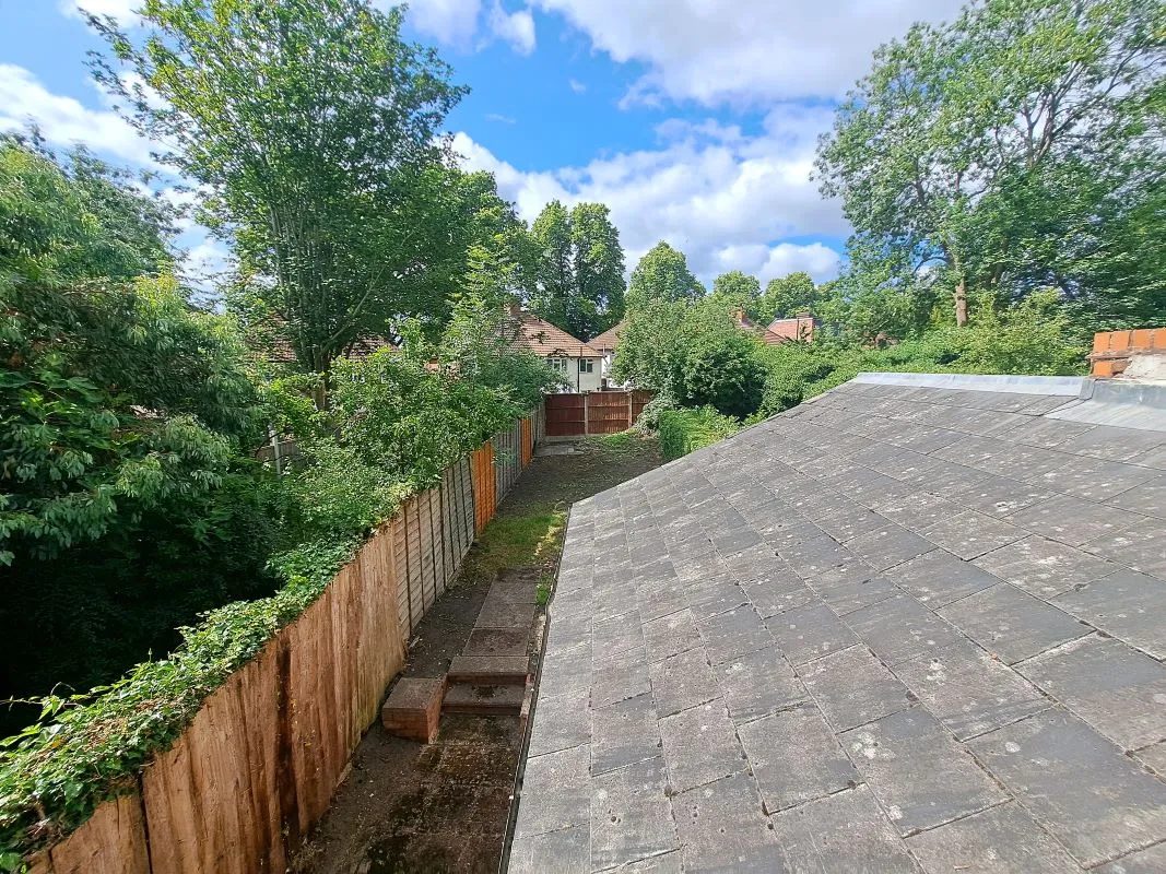 Freehold Vacant Mid Terraced House