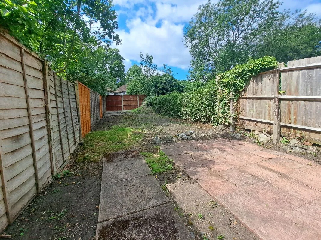 Freehold Vacant Mid Terraced House