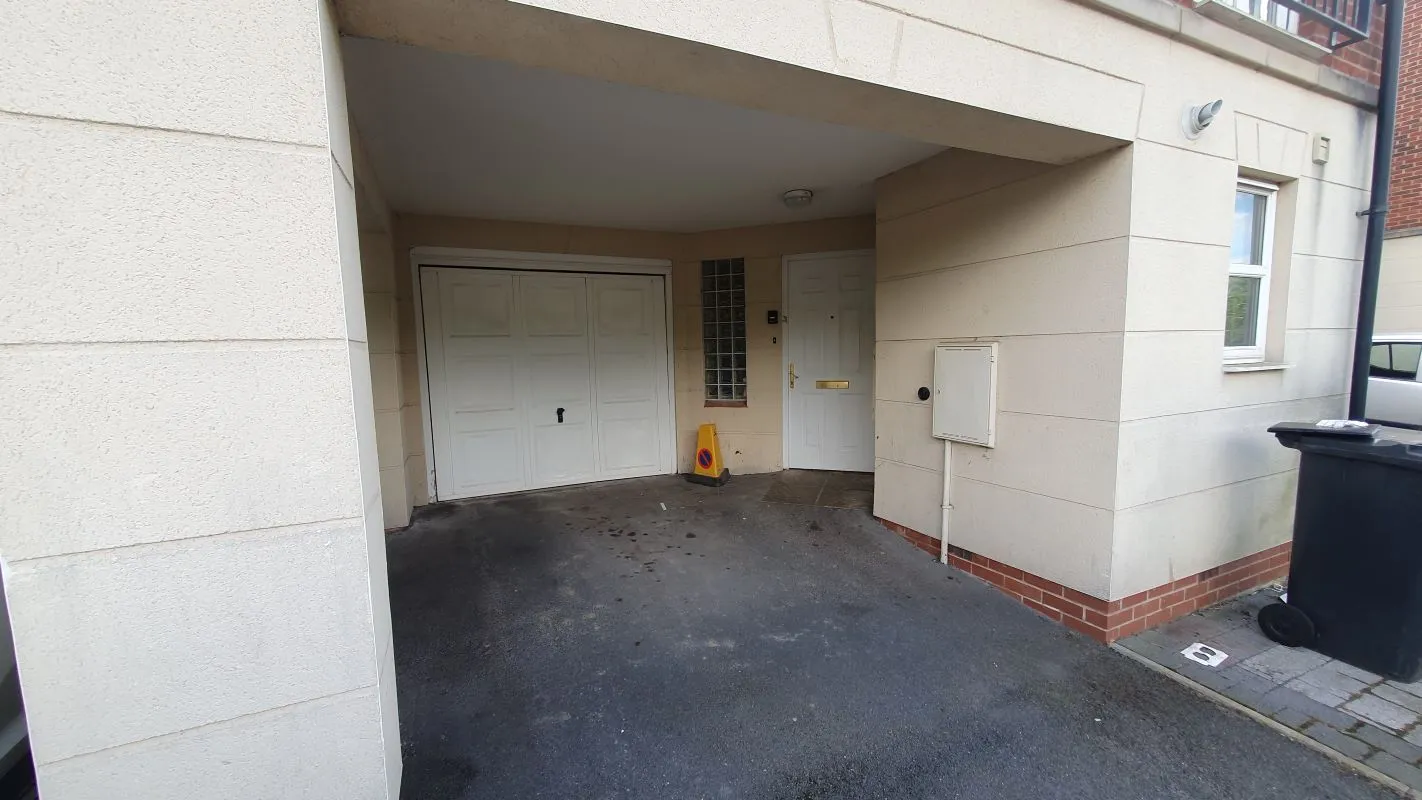 Freehold HMO Investment with 5 Bedrooms - Current Rent: £26,400 p.a.