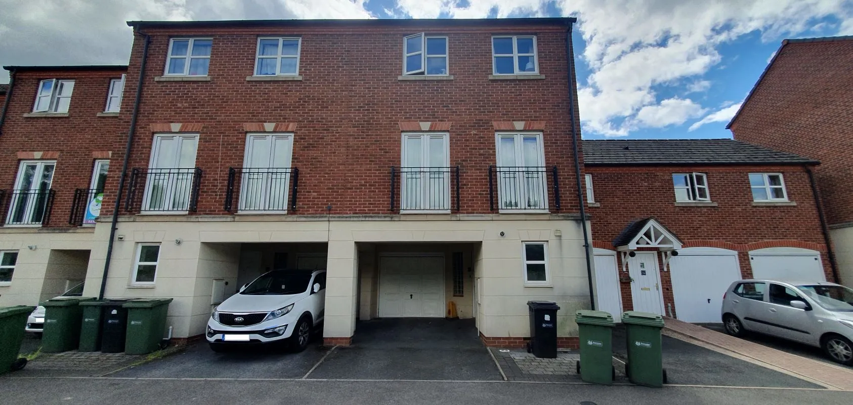 Freehold HMO Investment with 5 Bedrooms - Current Rent: £26,400 p.a.