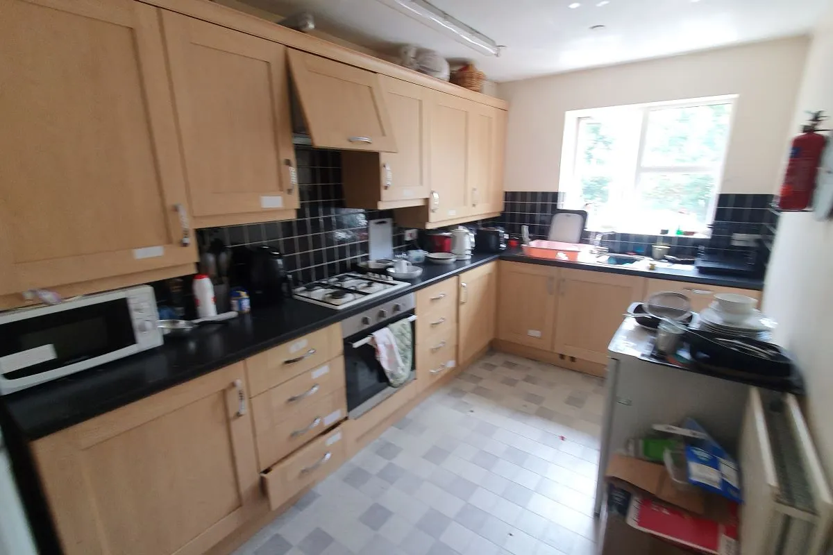 Freehold HMO Investment with 5 Bedrooms - Current Rent: £26,400 p.a.