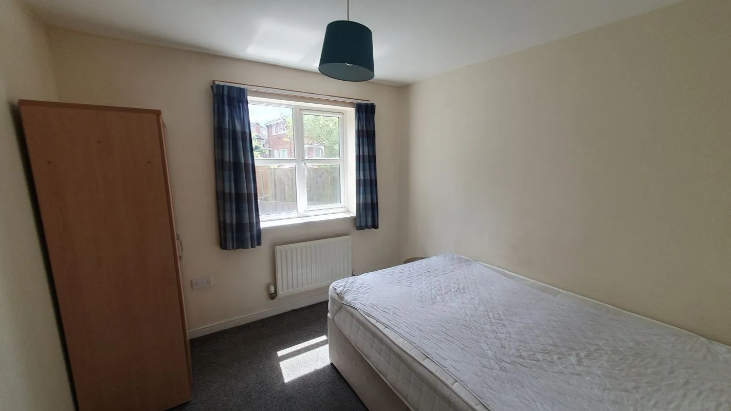 Freehold HMO Investment with 5 Bedrooms - Current Rent: £26,400 p.a.