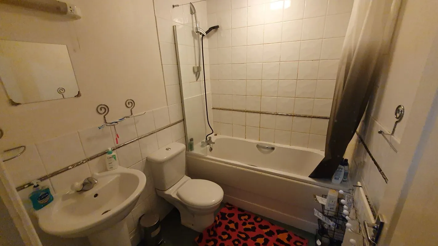 Freehold HMO Investment with 5 Bedrooms - Current Rent: £26,400 p.a.