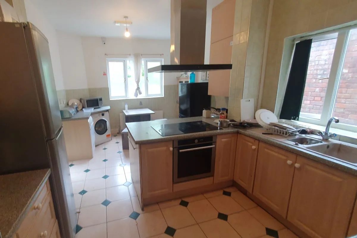 Freehold Investment – Substantial Semi-Detached House let as a 9 Bedroom HMO.