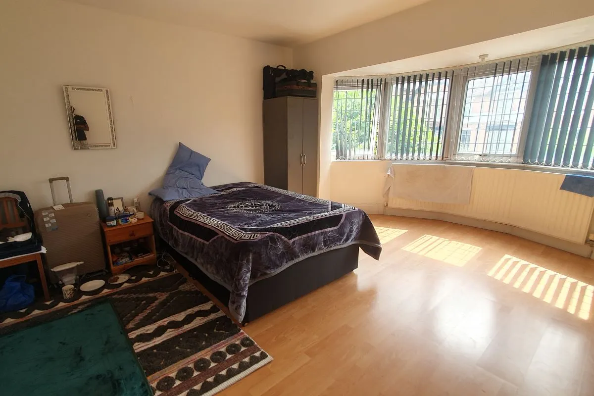 Freehold Investment – Substantial Semi-Detached House let as a 9 Bedroom HMO.
