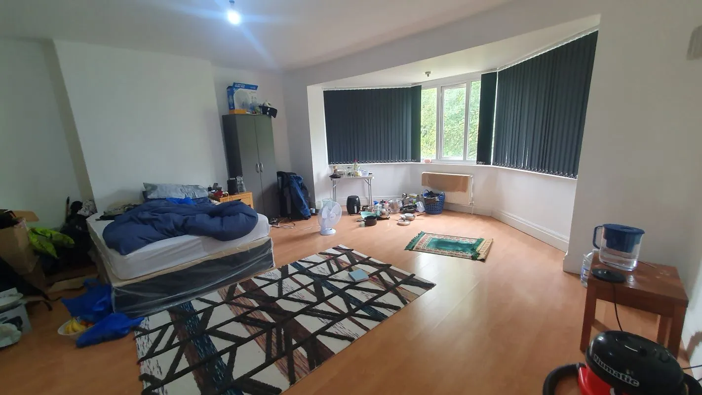 Freehold Investment – Substantial Semi-Detached House let as a 9 Bedroom HMO.