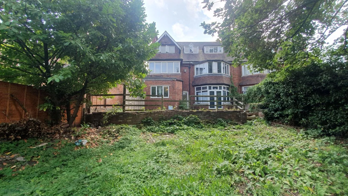 Freehold Investment – Substantial Semi-Detached House let as a 9 Bedroom HMO.